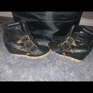 STEVE MADDEN STUDDED HIGH TOP SNEAKER